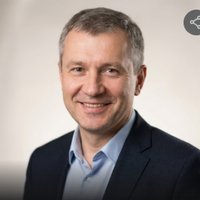 Профессиональный портрет Ольги, консультанта по масштабированию онлайн-школ, уверенный взгляд, студийное освещение.