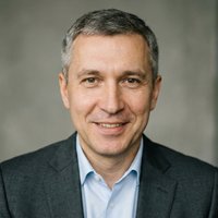 Профессиональный портрет Ольги, консультанта по масштабированию онлайн-школ, уверенный взгляд, студийное освещение.